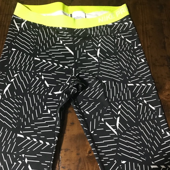 Nike Pants - Nike Pro Capri workout pants